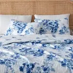 Great Bay Home Floral King Quilt Set with Shams, Blue Floral Bedding Set, All-Season, Lightweight Bedspread. Reversible, Farmhouse Bedding. (King, Jacqueline)