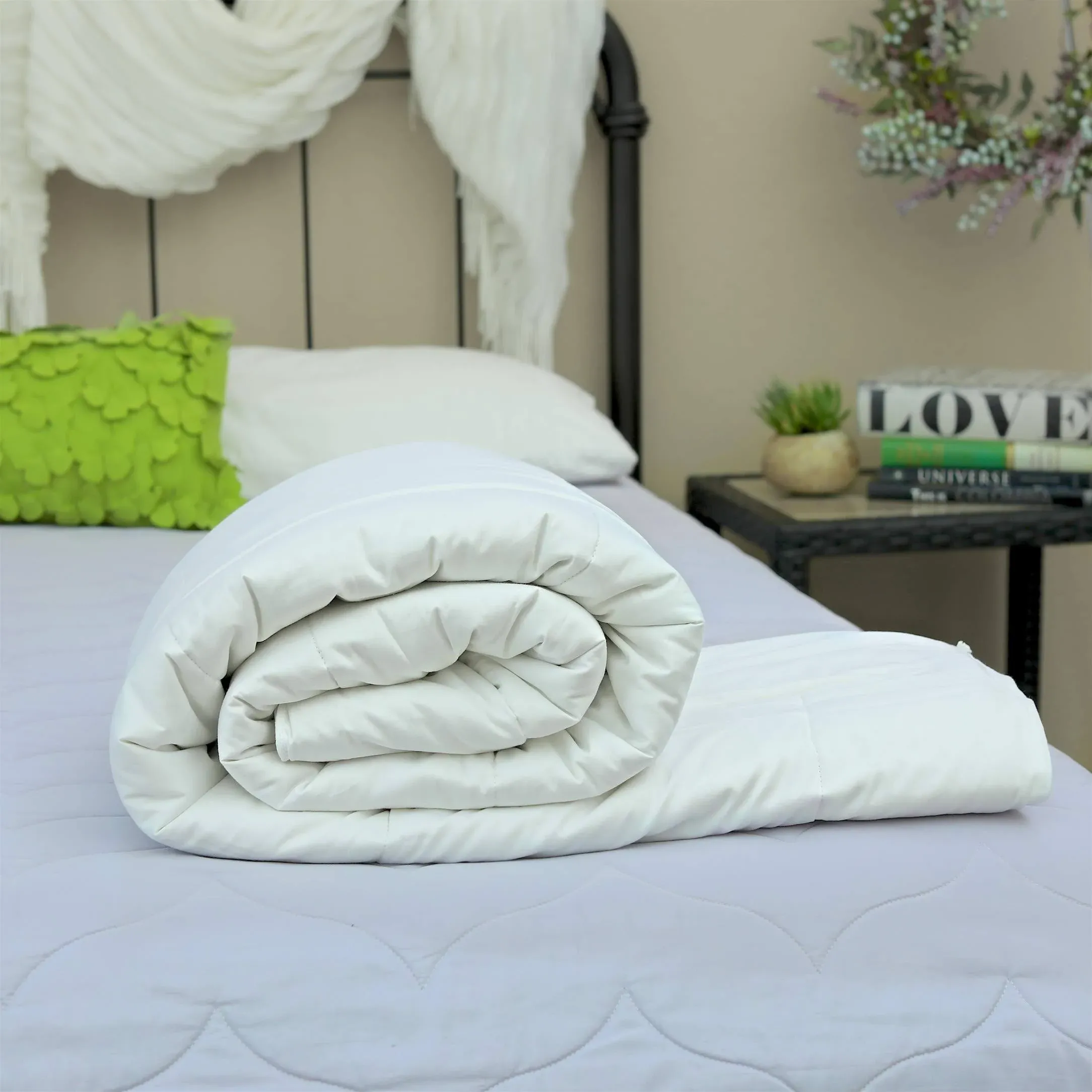 Silk Bedding Direct. Mulberry Silk/Microfiber (Blended) Filled Duvet Insert. Summer (4 Tog). Twin, 90" x 68". A Hypoallergenic Haven, for Cleanliness and Comfort Every Night.